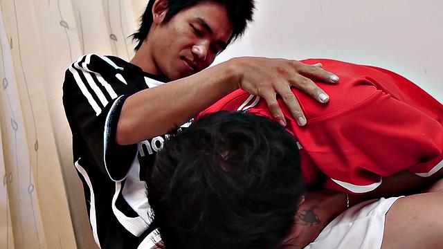 Sportive Asian twinks in bareback anal sex at home