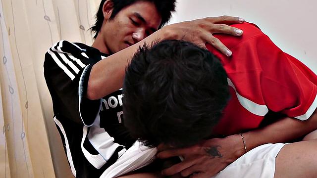 Sportive Asian twinks in bareback anal sex at home