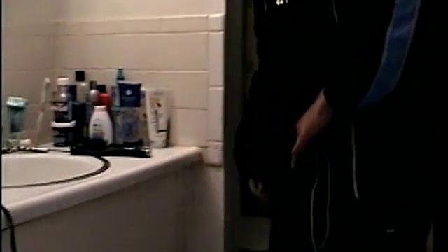 Энрике руками доводит себя до струйного оргазма и шутит про все подряд