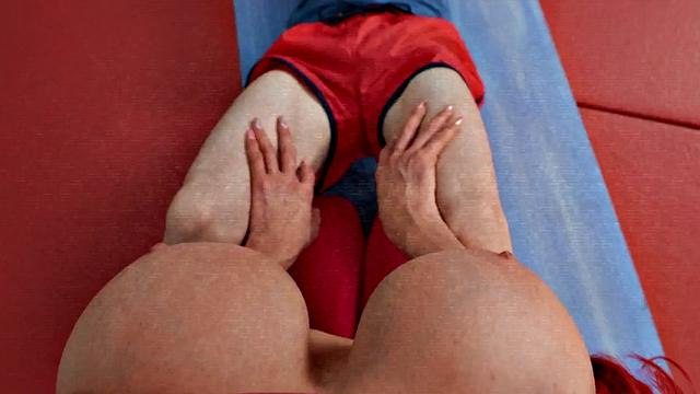 рыжая зрелая с большими сиськами сосет и трахается в спортзале