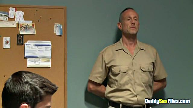 A Leaving Gang Bang Session - Mike Chambers, Leo Sweetwood