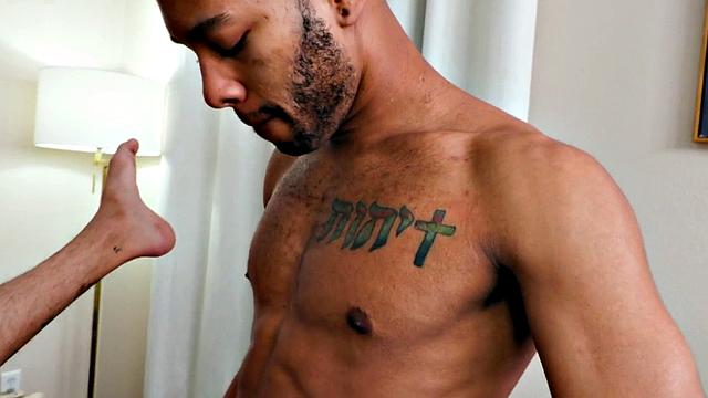 Tattooed amateur cums after IR barebacking debut