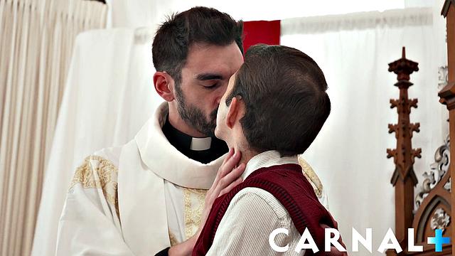 Маркус проходит жесткое испытание в алтарной страсти