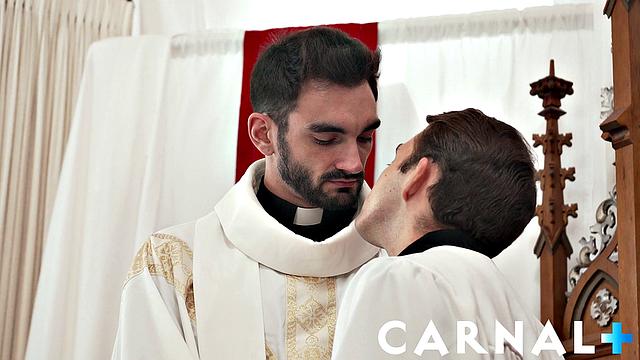 Маркус проходит жесткое испытание в алтарной страсти