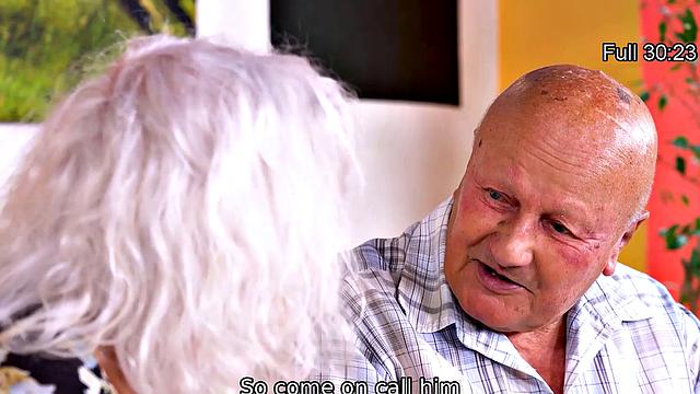 пока дед смотрит, молодчик лижет и жарит бабушку в чулках