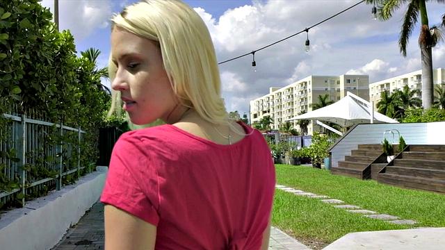 татуированная блондинка мастурбирует и показывает себя