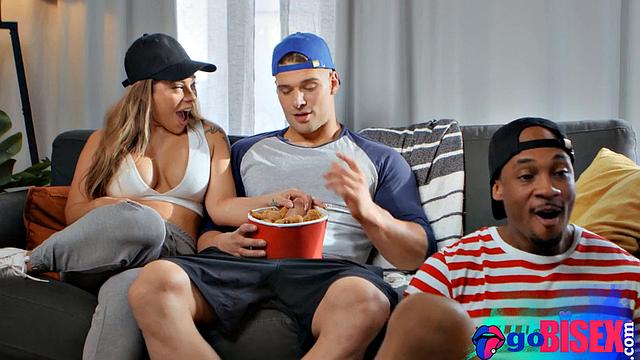 Бисексуалка отдается двум парням в тройничке