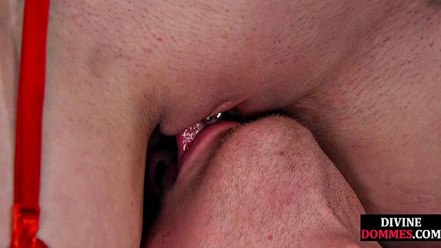 Госпожа с пирсингом и большой грудью жестко садится на лицо неуверенного парня в кожаном подвале.