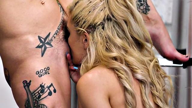 Alternative lesbian helps stuck BFF before pussy eating