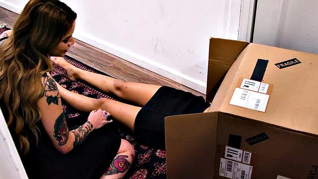 Alternative lesbian helps stuck BFF before pussy eating