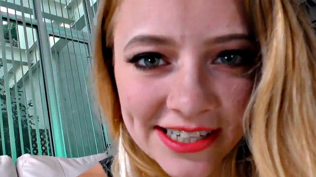 Блондинка натира член, трясет им в POV и матерится хуже таксиста