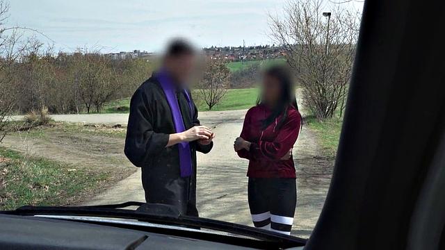 Священник жарит грудастую брюнетку в фургоне по полной