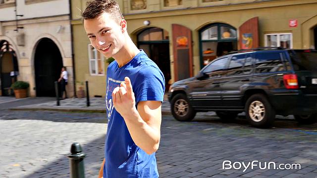 Два гея и разбитая кровать: Ник Дэннер и Томми Хантер выясняют, кто сверху сегодня - юмора и стонов тут хватает.