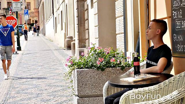 Два гея и разбитая кровать: Ник Дэннер и Томми Хантер выясняют, кто сверху сегодня - юмора и стонов тут хватает.