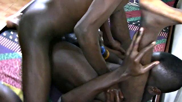 парень жарит парня и ловит горячий финиш на себя