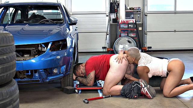 лысая с огромной грудью проверяет у механика все детали снизу