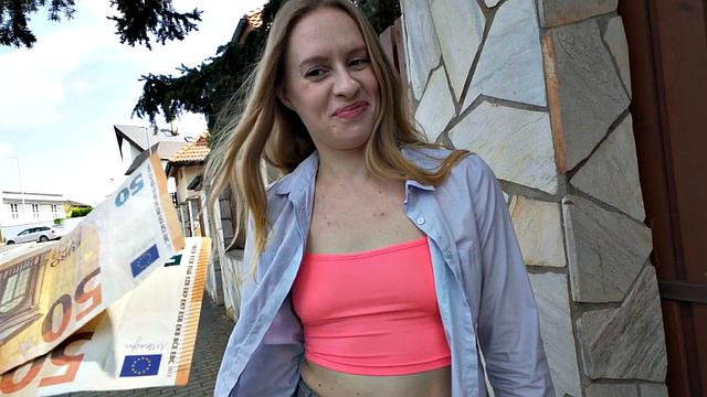 общественная красотка сходит с ума по огромному белому члену