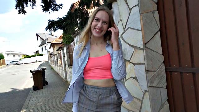 общественная красотка сходит с ума по огромному белому члену