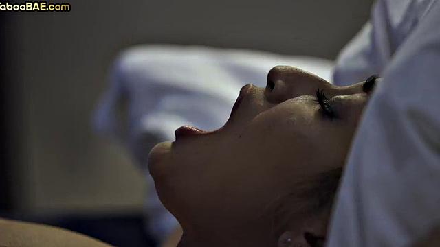 страстная ebony с аппетитной жопой кайфует от ласк языка терапевта