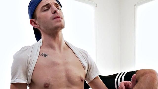 Old bottom DILF assdrilled in greedy asshole by young man