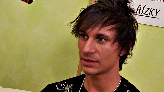 Strapon dominas pegging in domination threesome