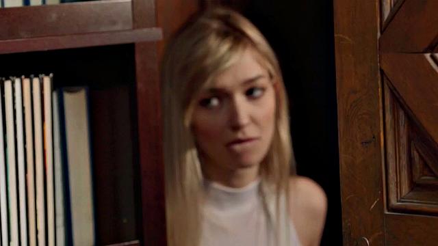 стройные офисные красотки с очками развлекаются с извращённым начальником