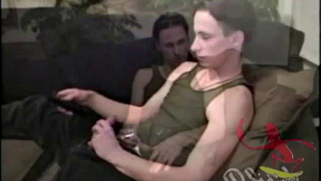 Марк дрочит свой член перед камерой для парней зрителей.