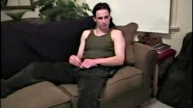 Марк дрочит свой член перед камерой для парней зрителей.