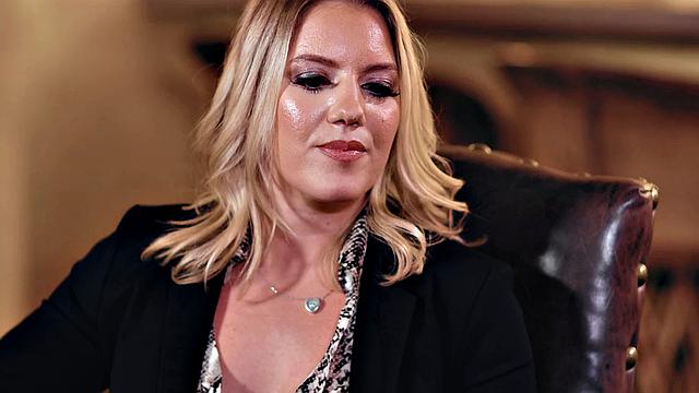 Sexy MILF drilled by nice dick in wet pussy