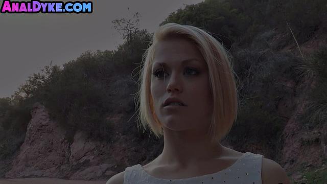 Блондинка вылизывает задницу пышной подруге, потом игрушки в ход идут