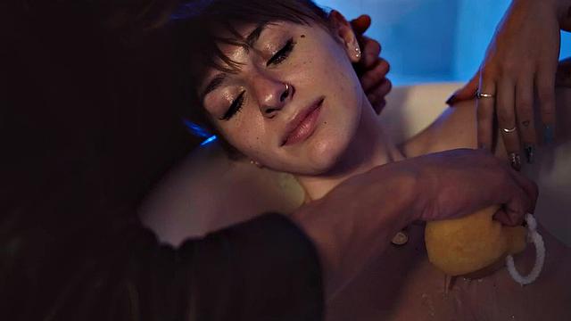 страстная блондинка скачет на большом хуе, киска вся мокрая