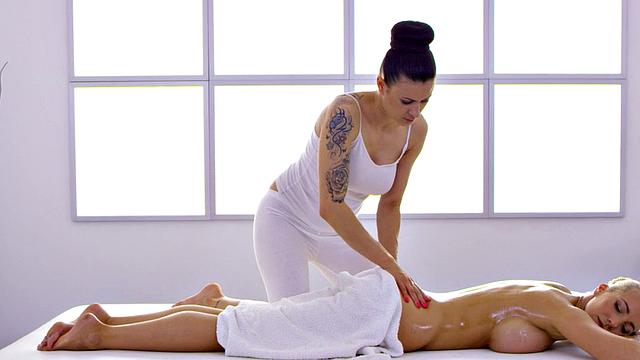 Scissoring WAM lez masseuse spoils client with hairypussy