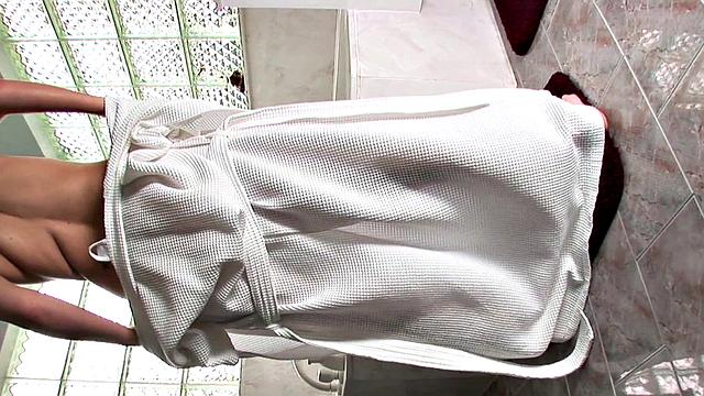 блондинка курит и натирает ноги лосьоном в душе