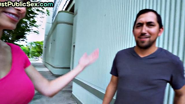 Опытная дама светит прелестями на улице, а прохожие делают ставки