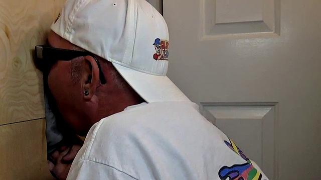 Gloryhole mature sucks hard rod before getting breeded