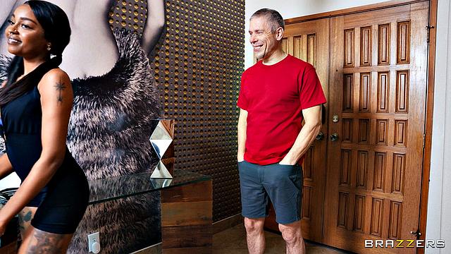 чернокожая велосипедистка потеет и трахается в душе