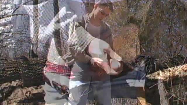 Деррик Виндзор ловко дрочит на природе, потом заливает всё спермой - природа удивляется