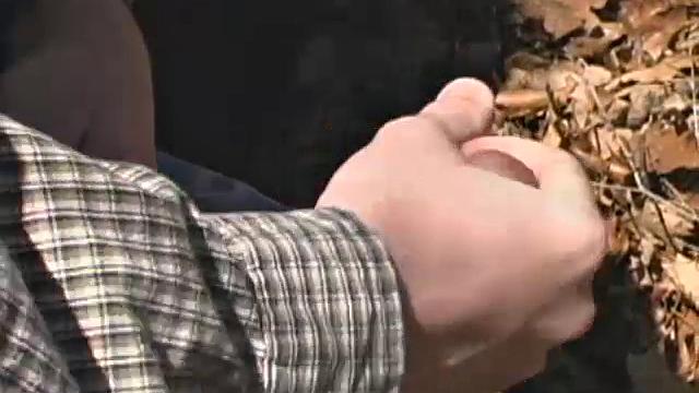 Деррик Виндзор ловко дрочит на природе, потом заливает всё спермой - природа удивляется