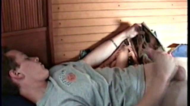 Кэлвин дрочит мощный член и заливает всё спермой