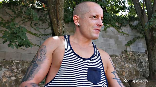 Ванесса Хелл разносит парня страстным сексом на кровати.