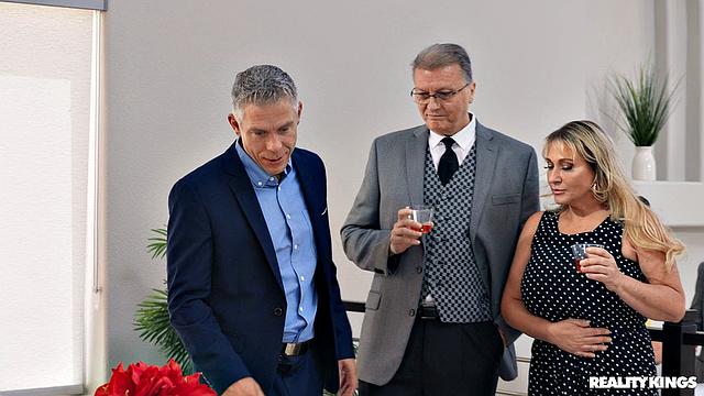 дочка босса сосёт и получает двойное проникновение на корпоративе