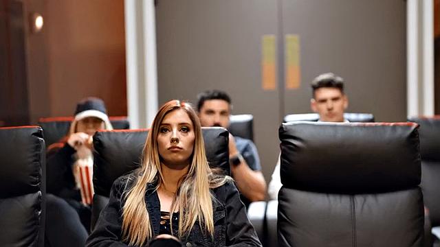 Stunning bisex babe facesitting and pussyrammed in 3way