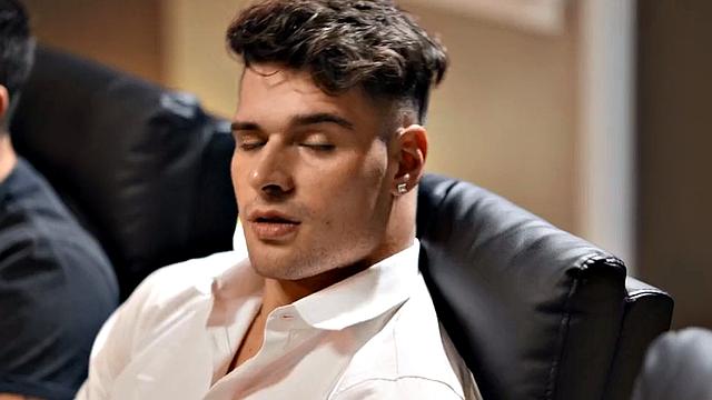 Stunning bisex babe facesitting and pussyrammed in 3way