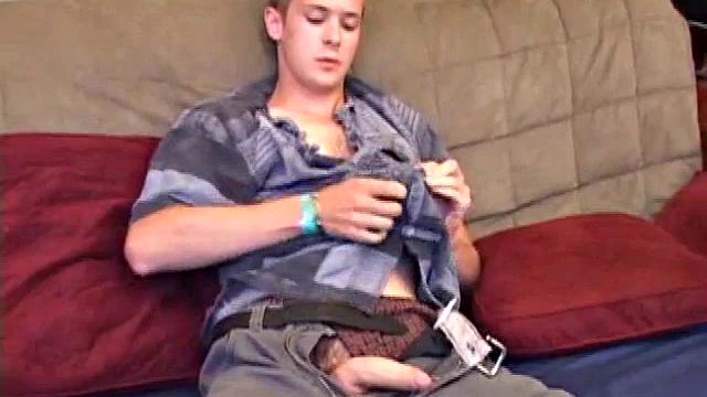 Томми сам себе делает минет и дрочит