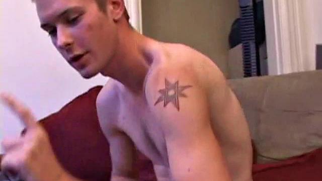 Томми сам себе делает минет и дрочит