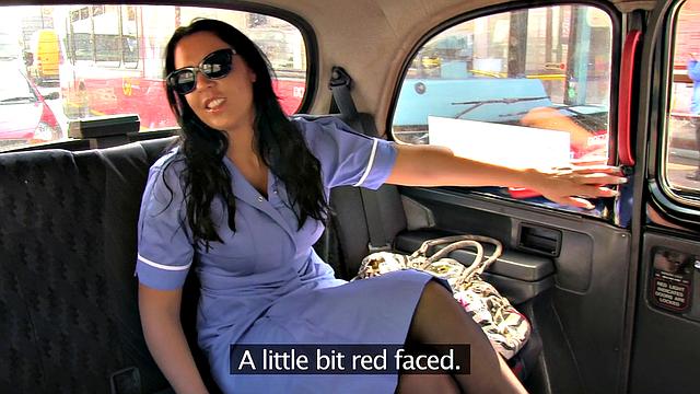 медсестра в очках разносит таксиста своей мокрой киской