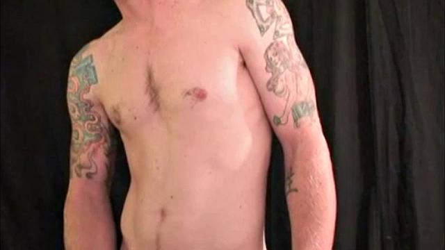 макс дрочит рабочему парню и доводит до оргазма