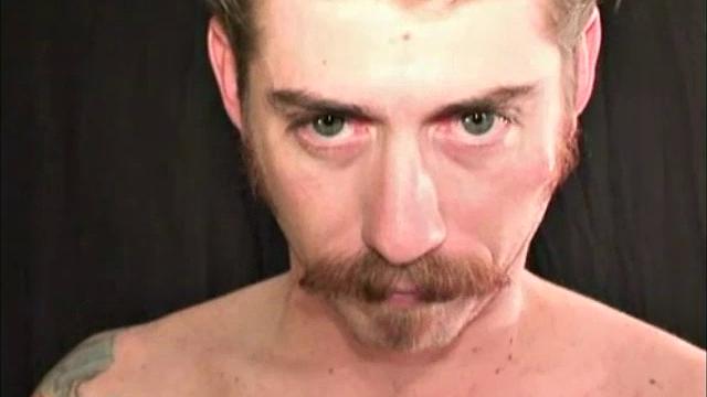 макс дрочит рабочему парню и доводит до оргазма