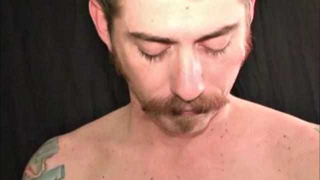 макс дрочит рабочему парню и доводит до оргазма