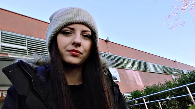 рeбeкка вольпетти трахается на улице и получает жёстко в догги